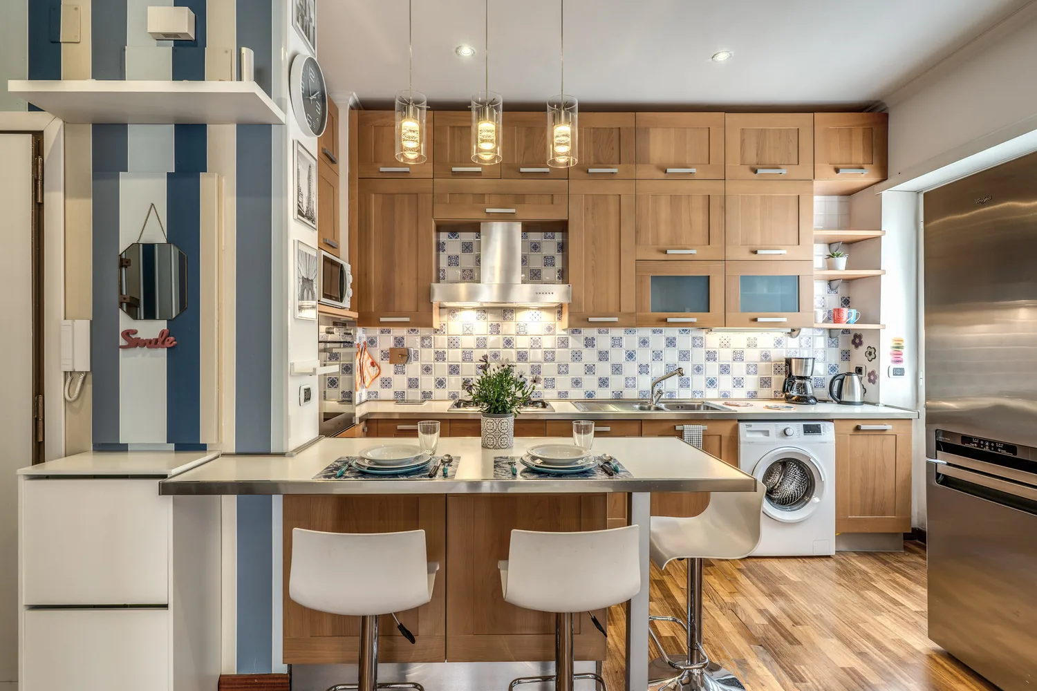 Kitchen breakfast counter